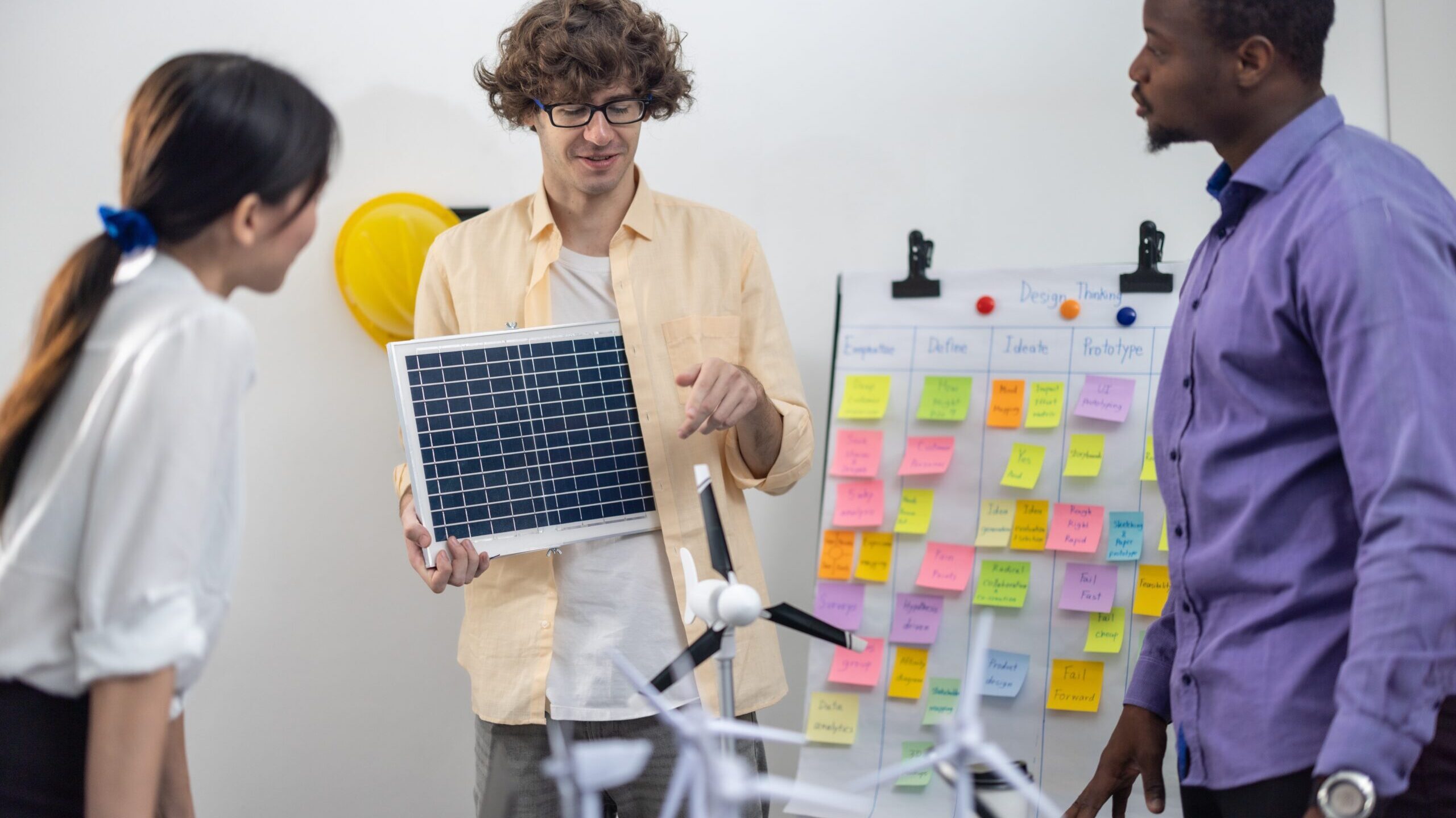 Renewable,Energy,Specialists,Are,Brainstorming,,Conducting,Research,And,Development,To